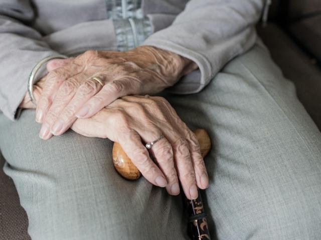 Réduire les chutes chez les personnes âgées, le rôle de l'ostéopathie