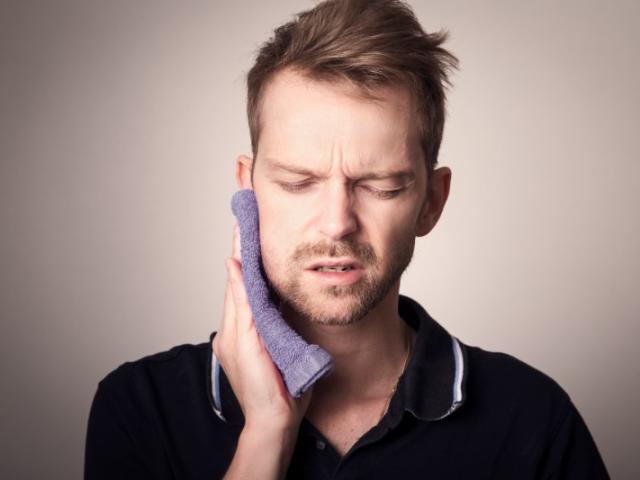 Les troubles de l'articulation temporo-mandibulaire (ATM) : comprendre et soulager grâce à l’ostéopathie à domicile 